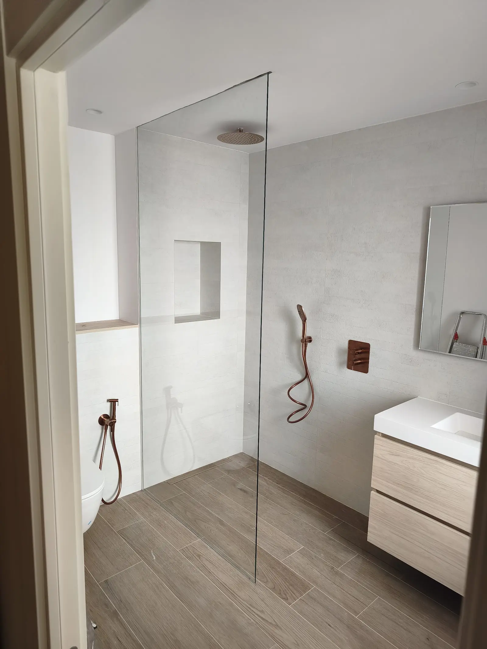 Puerta de aluminio instalada en una vivienda