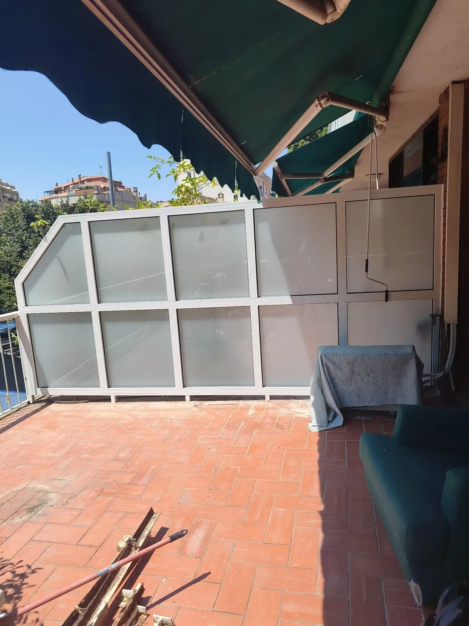 Cerramiento de aluminio terminado en una terraza